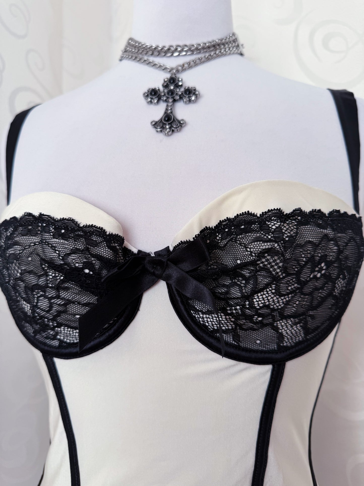 Dark coquette white corset top with black lace details 🗝️🦇