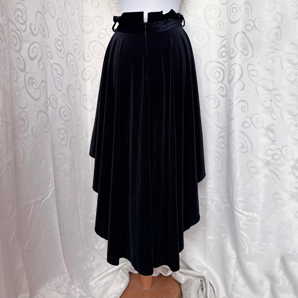 Gothic/Witchy black velvet midi skirt 🦇🗝️