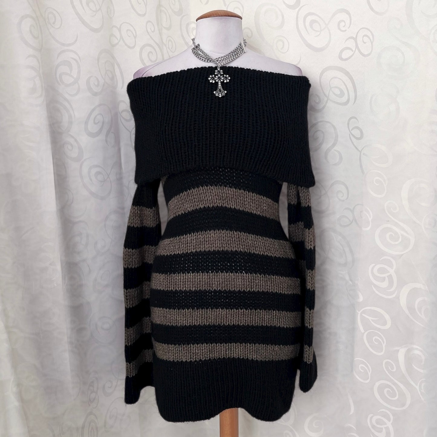 Iconic emo striped knit off-shoulder tunic 🕷🗝