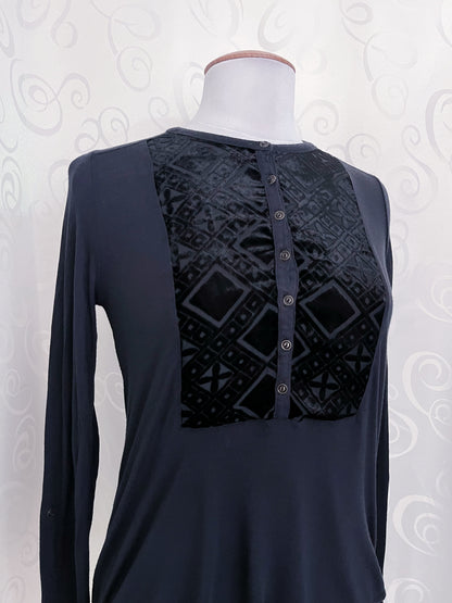 00’s Gothic top with iconic velvet detail 🕸️🕷️