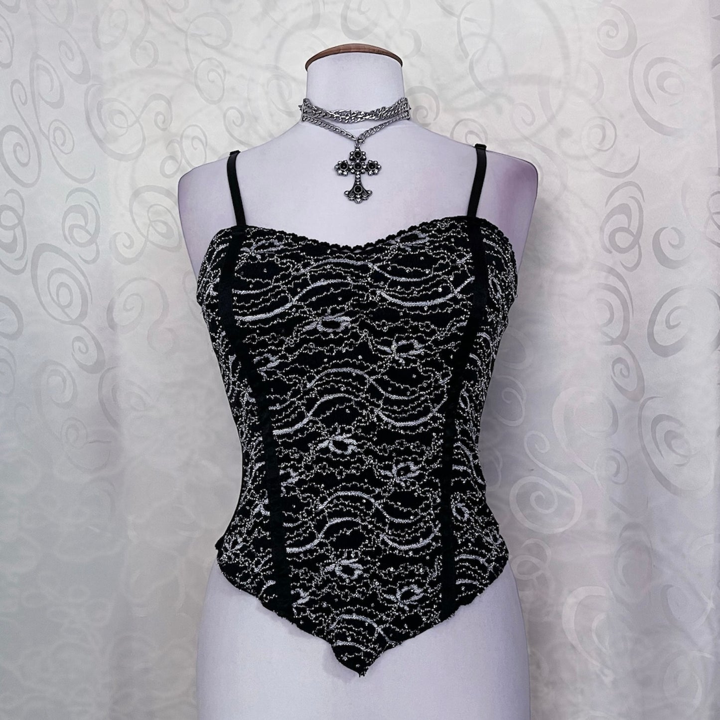 00’s Whimsygoth embroidered black & white top 🕷️