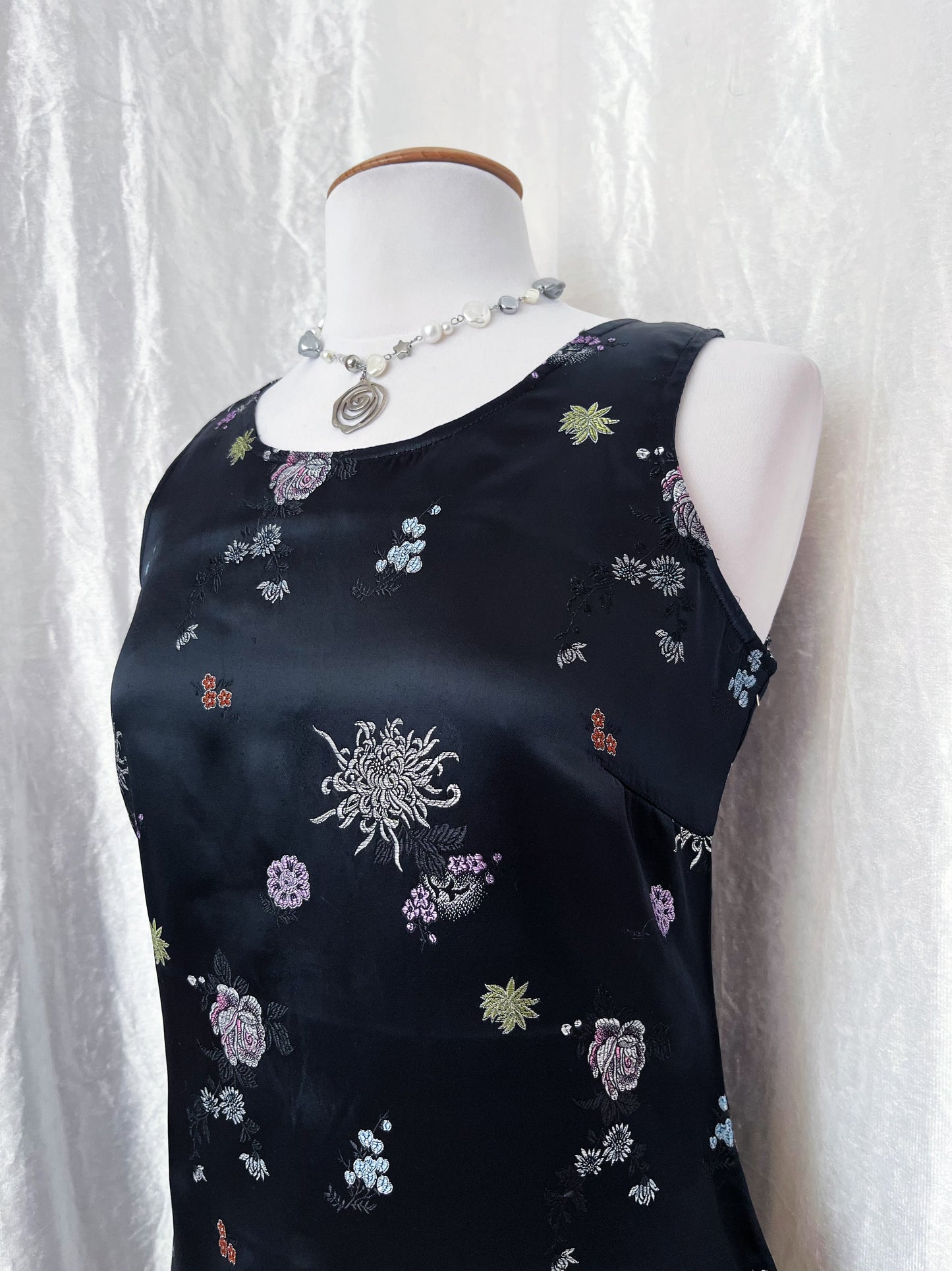 00’s asian style dress with embroidered details 🪷