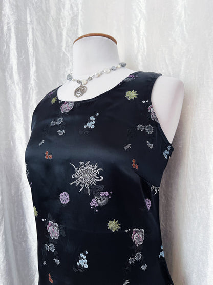 00’s asian style dress with embroidered details 🪷