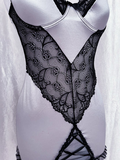 Stunning silver & lace nightgown 🩶🖇️