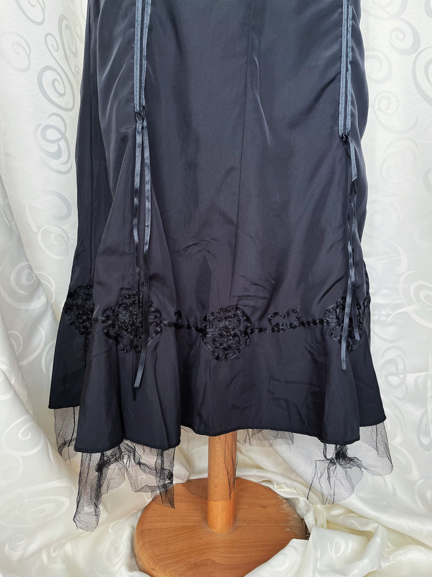 00’s whimsygoth black maxi skirt with tulle hem & floral detail at the end 🦇🌀