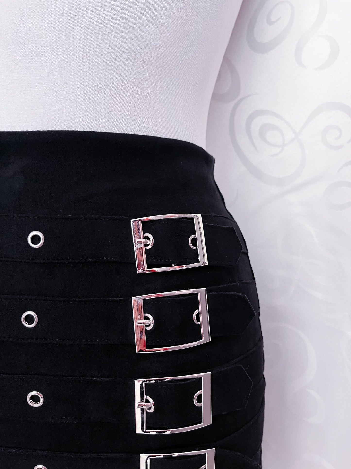 Essential mini Alt black skirt with buckles 🦇