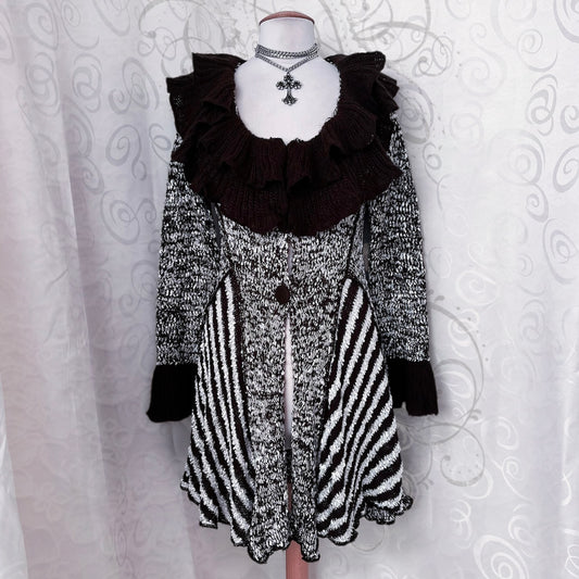 00’s witchy/whimsygoth brown & grey ruffled duster 🐌🧙🏻