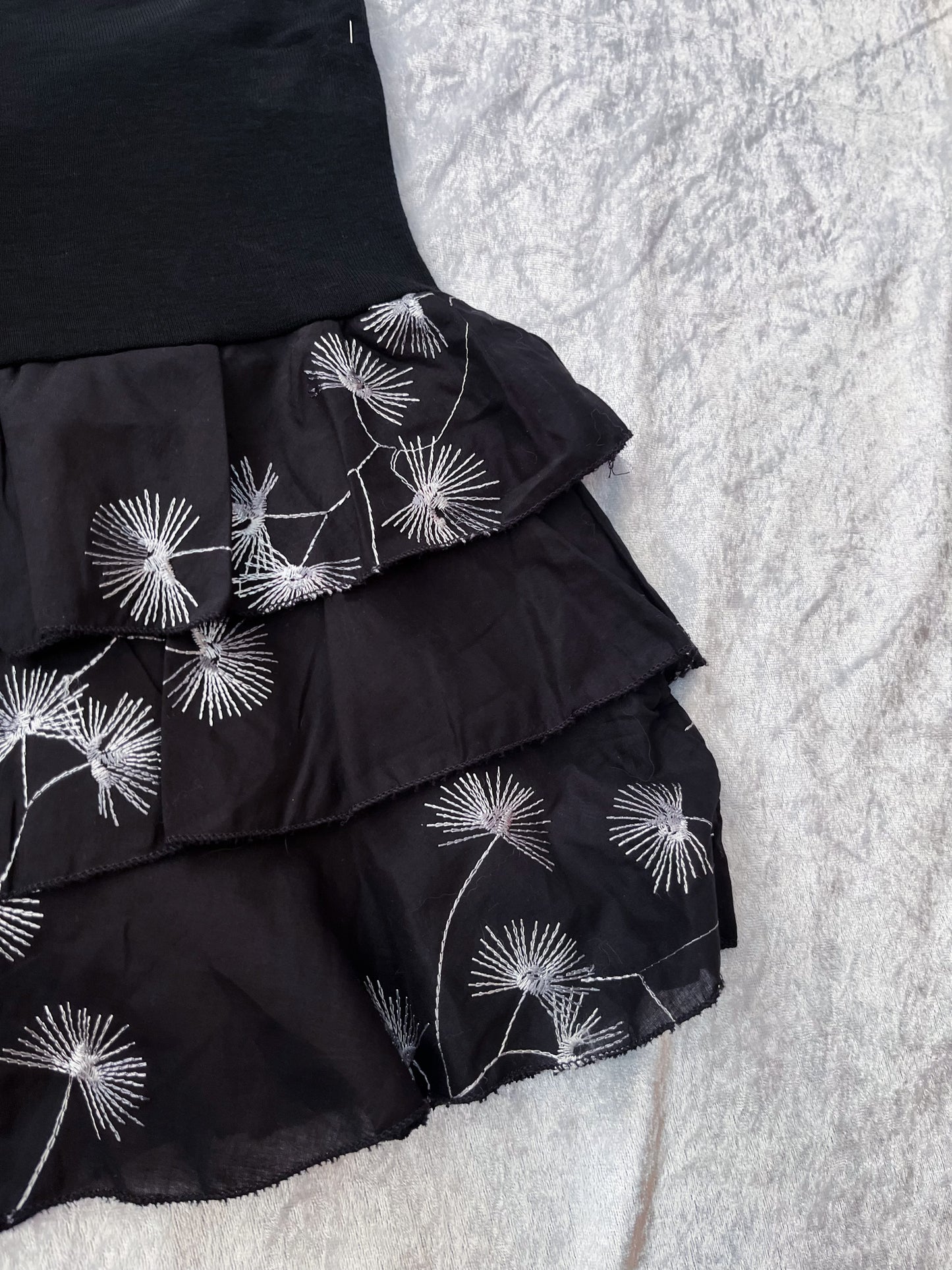 00’s deadstock fairy mini skirt with embroidered details 🌀🧚🏾