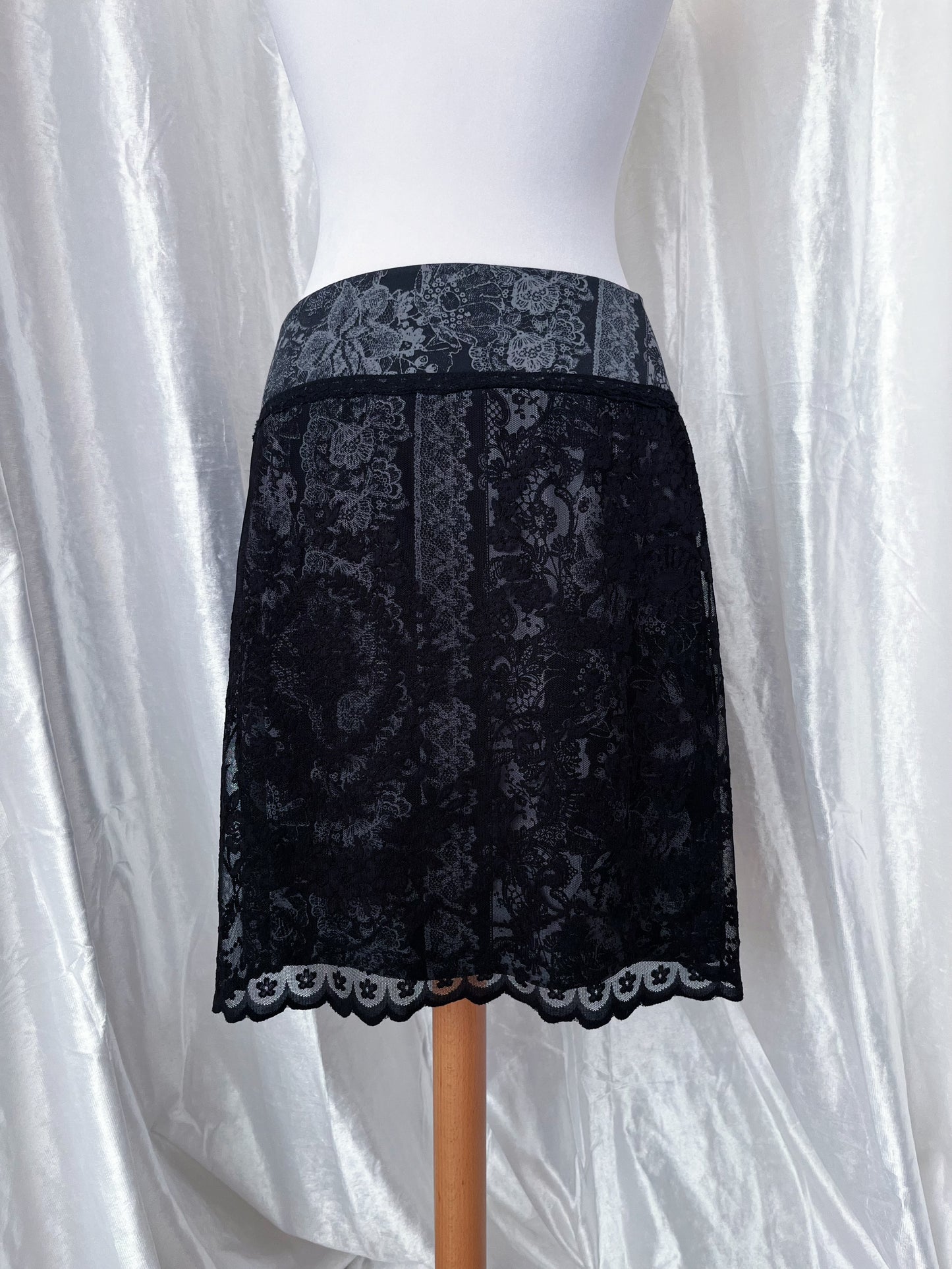 Dark coquette floral skirt with lace detail 🖤🌹