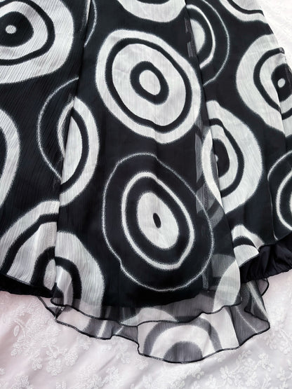 Iconic 00’s mesh patterned skirt 💀🕸️