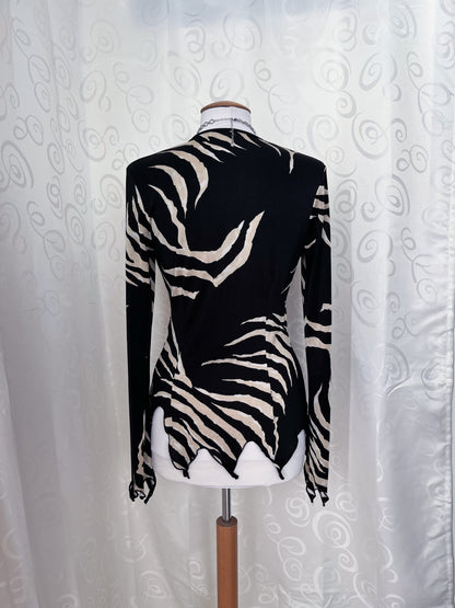 Hot zebra print asymmetrical top with lace-up detail 🦓🖤