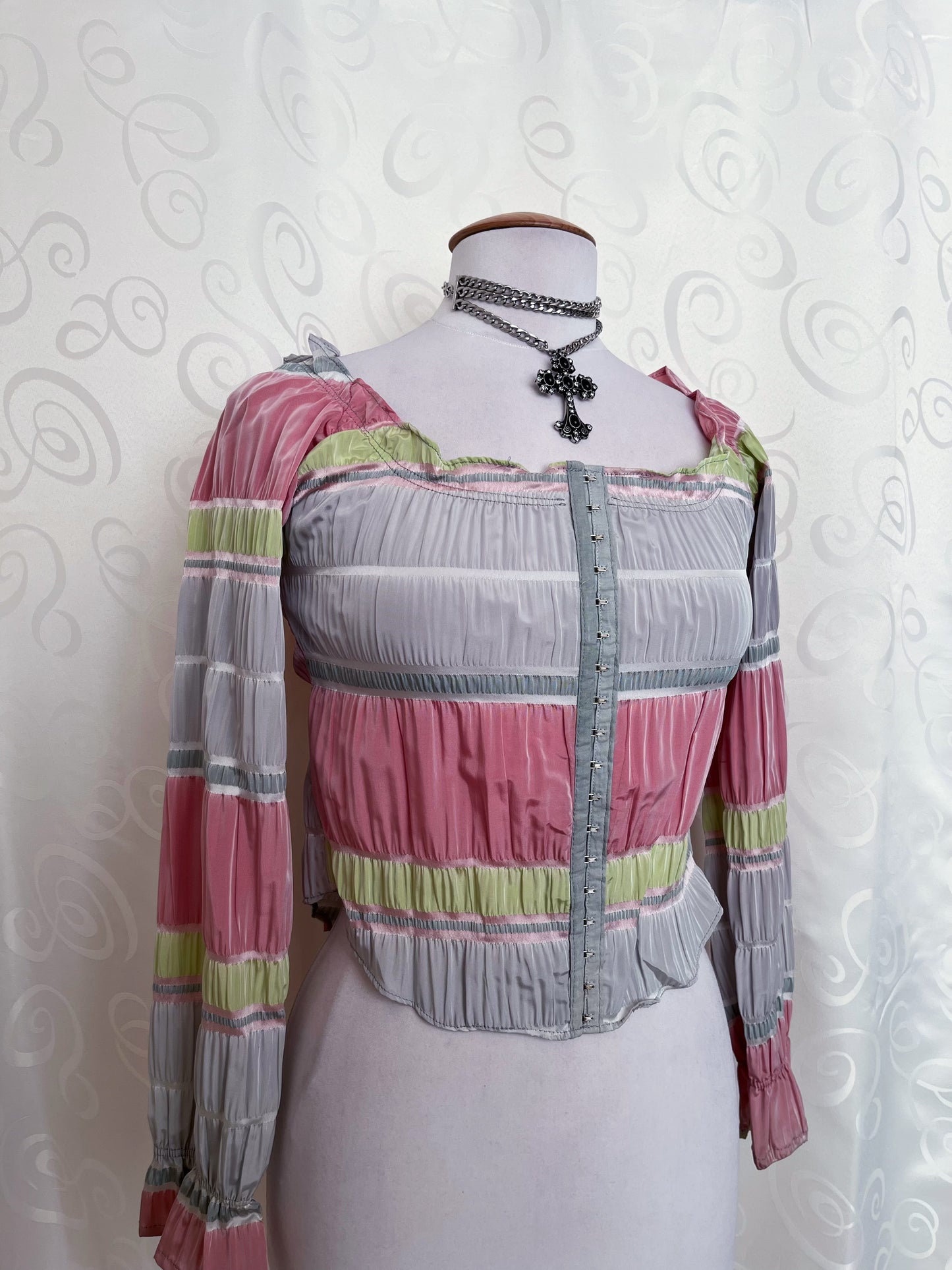 00’s deadstock colorful coquette shirt that closes with metal hooks 💜🌀