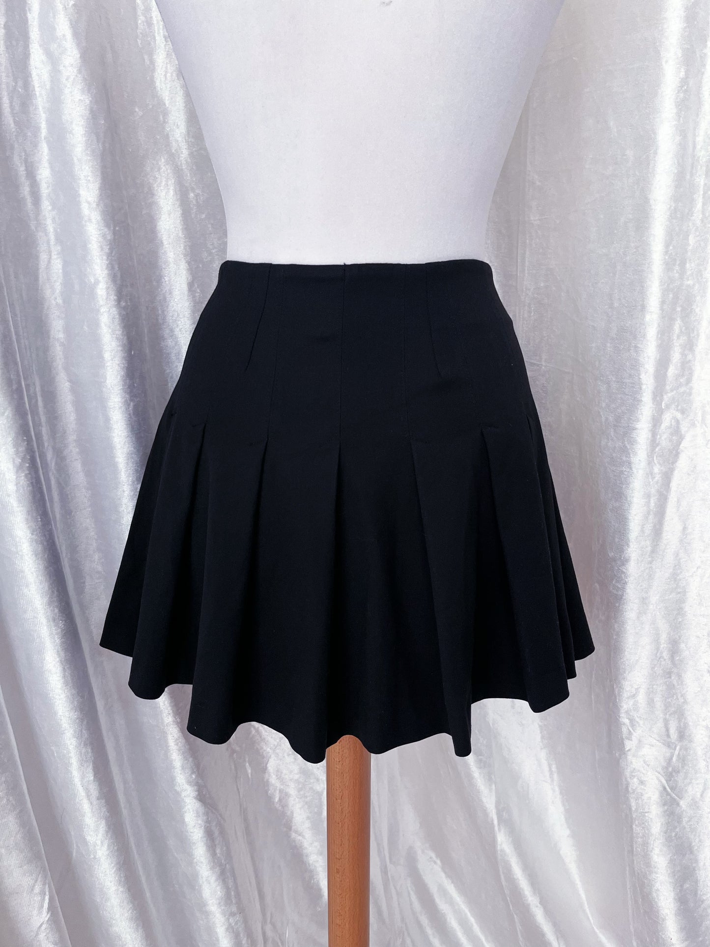 Deadstock Zara pleated alt skirt with rings detail 💀