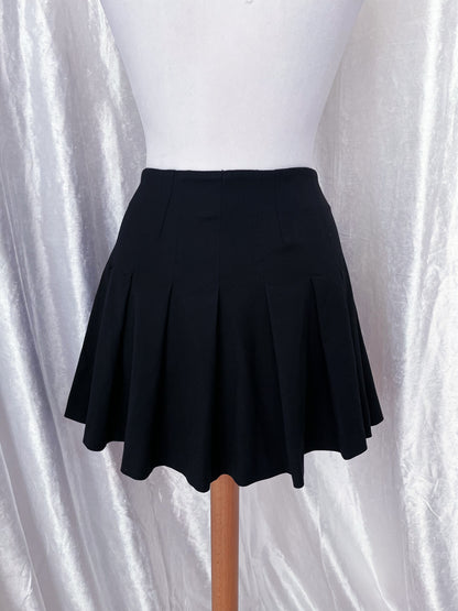 Deadstock Zara pleated alt skirt with rings detail 💀