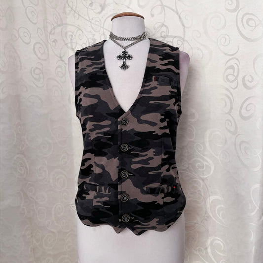 00’s iconic camo vest 🔫