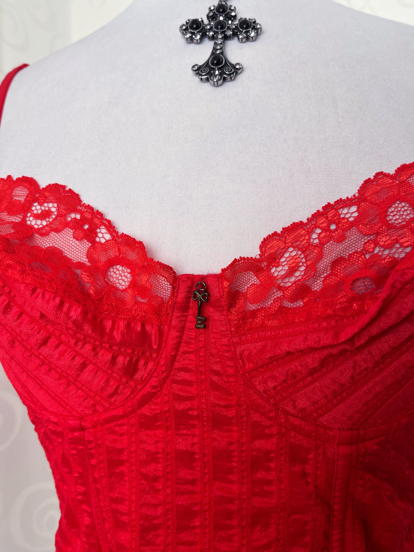 00’s coquette red corset top with key charm detail ❤️🗝️