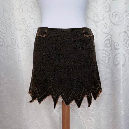00’s Whimsy/Fairy pointy denim skirt with embossed details 🐌🐚