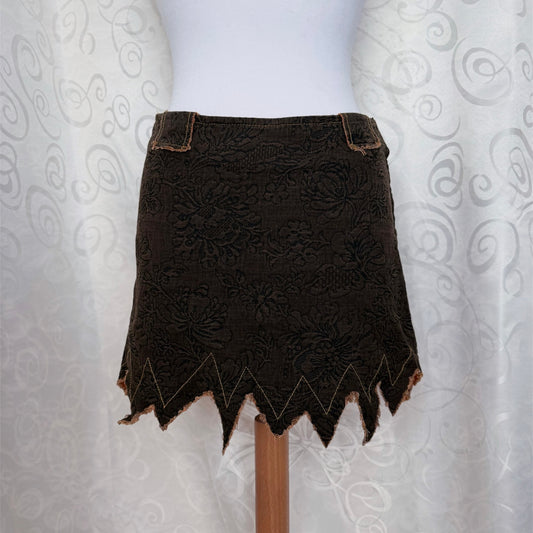00’s Whimsy/Fairy pointy denim skirt with embossed details 🐌🐚