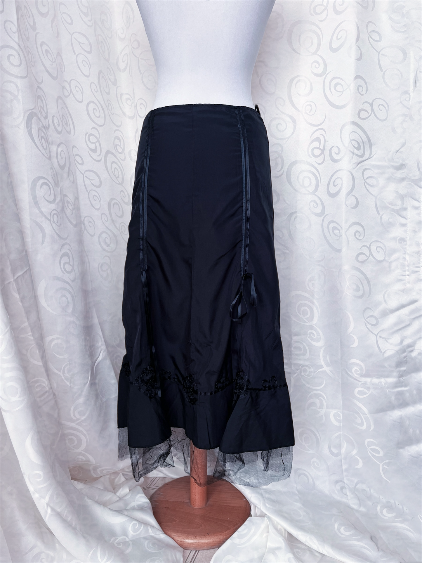 00’s whimsygoth black maxi skirt with tulle hem & floral detail at the end 🦇🌀