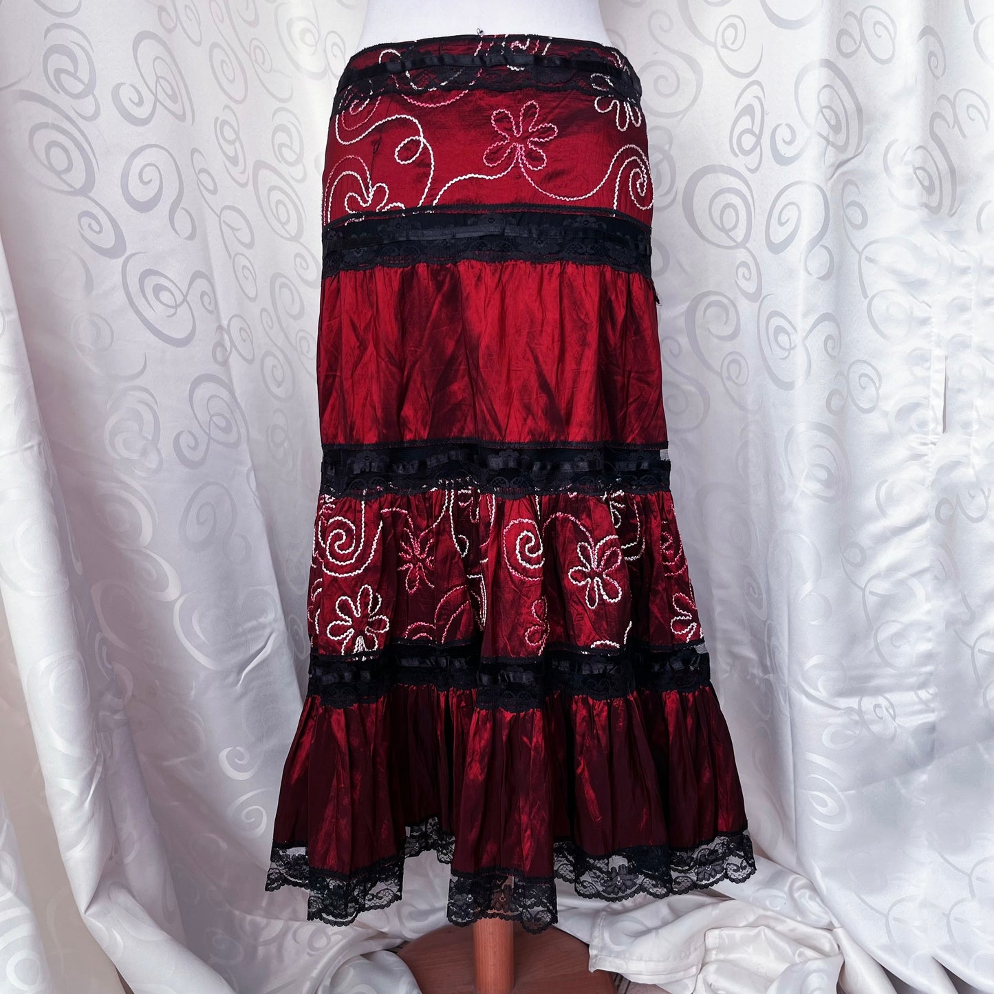 Vintage whimsygoth midi burgundy embroidered skirt with lace detail 🫀