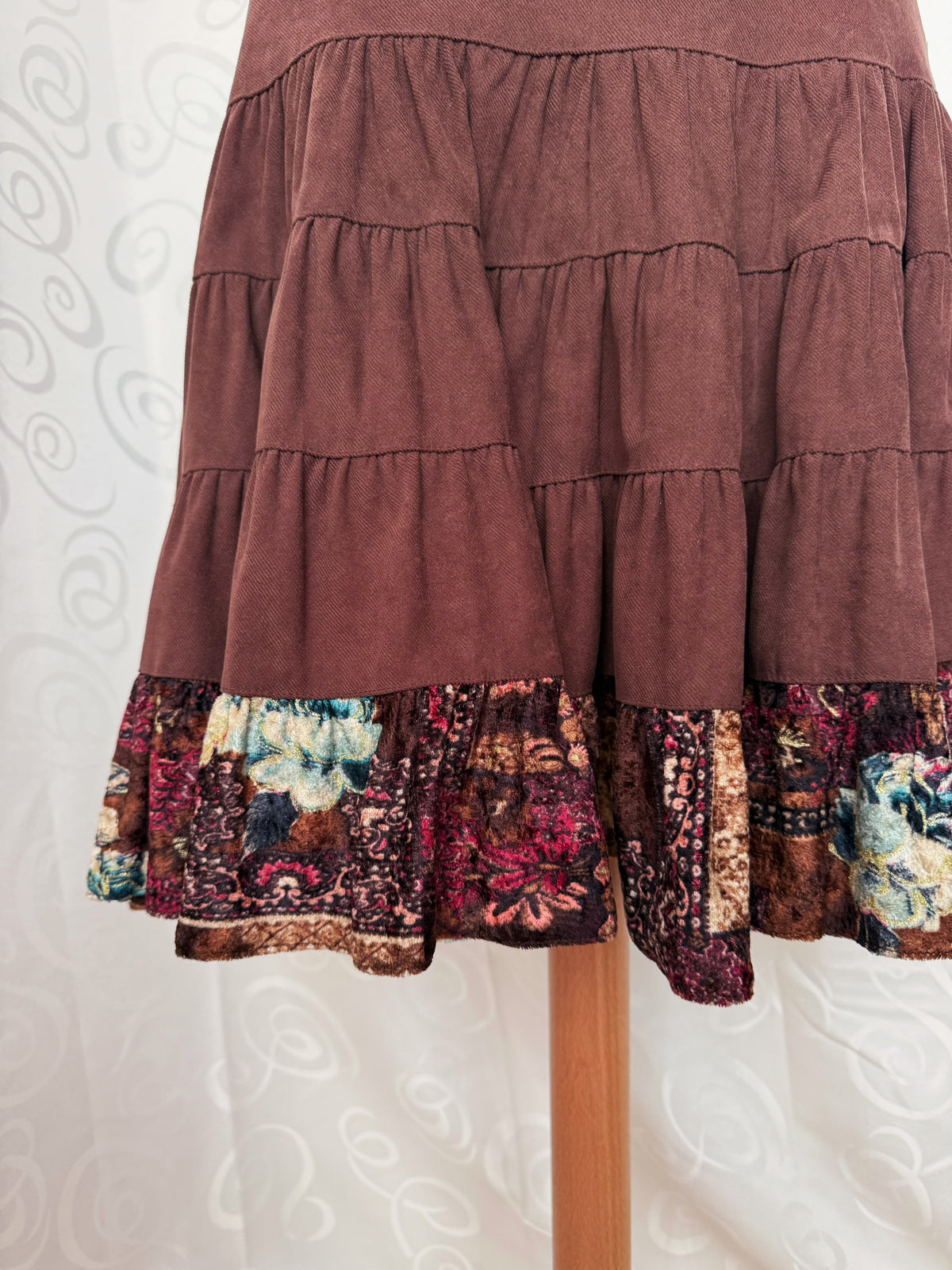 00’s Whimsy fairy thick brown ruffle skirt with velvet trim detail 🧚🏼⭐️