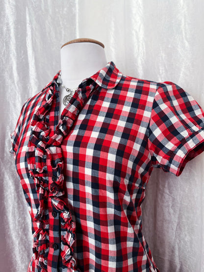 Amazing little plaid dress with ruffle details 🎪🌀
