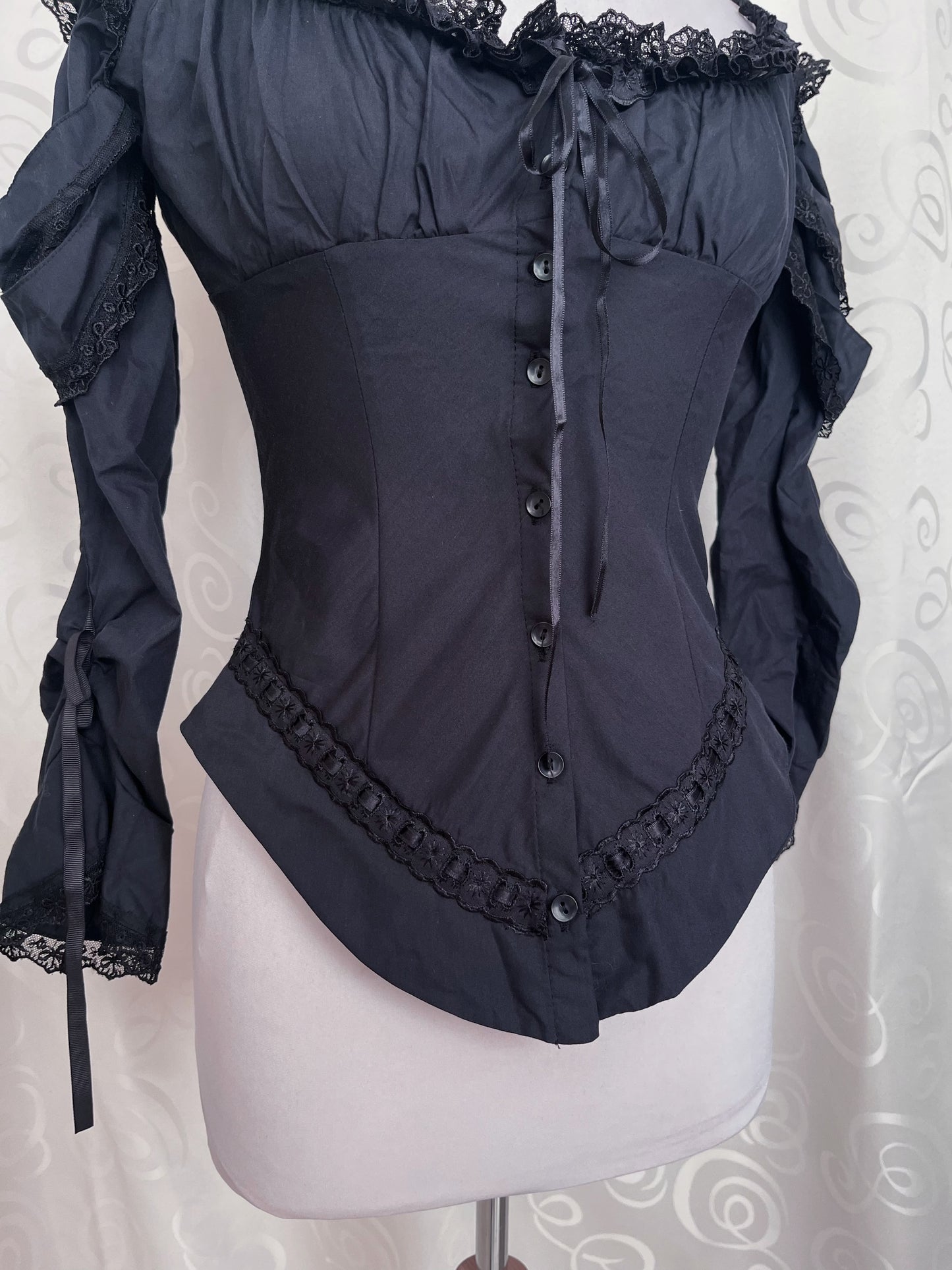 00’s Witchy/Gothic iconic cotton black shirt with lace & embroidered details 🦇