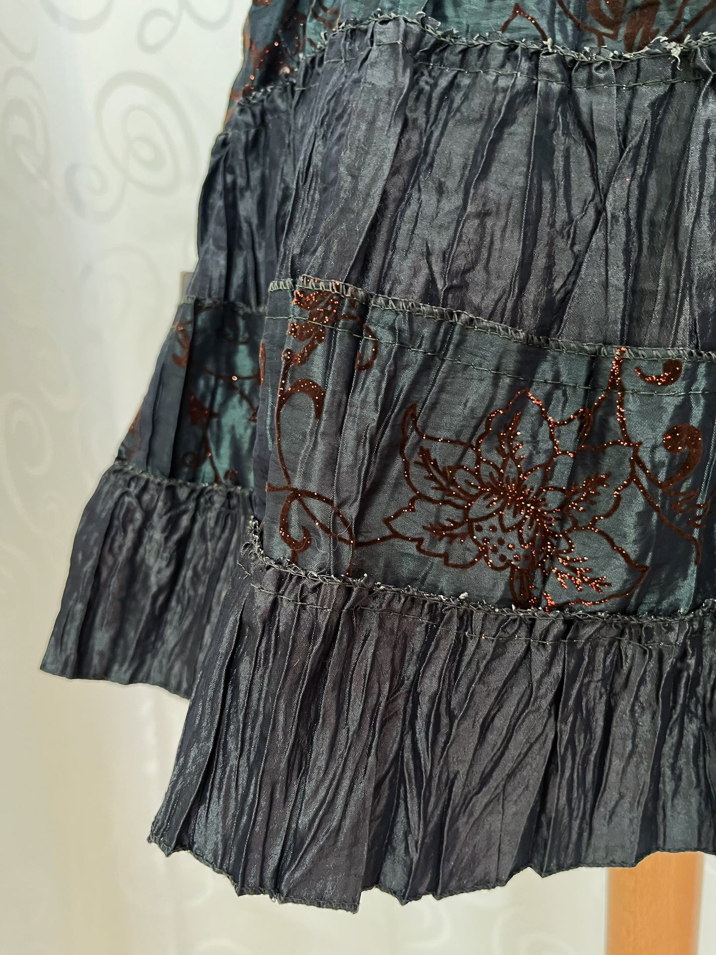 00’s deadstock whimsygoth fairy green skirt with embroidery & velvet detail 🧚🏾