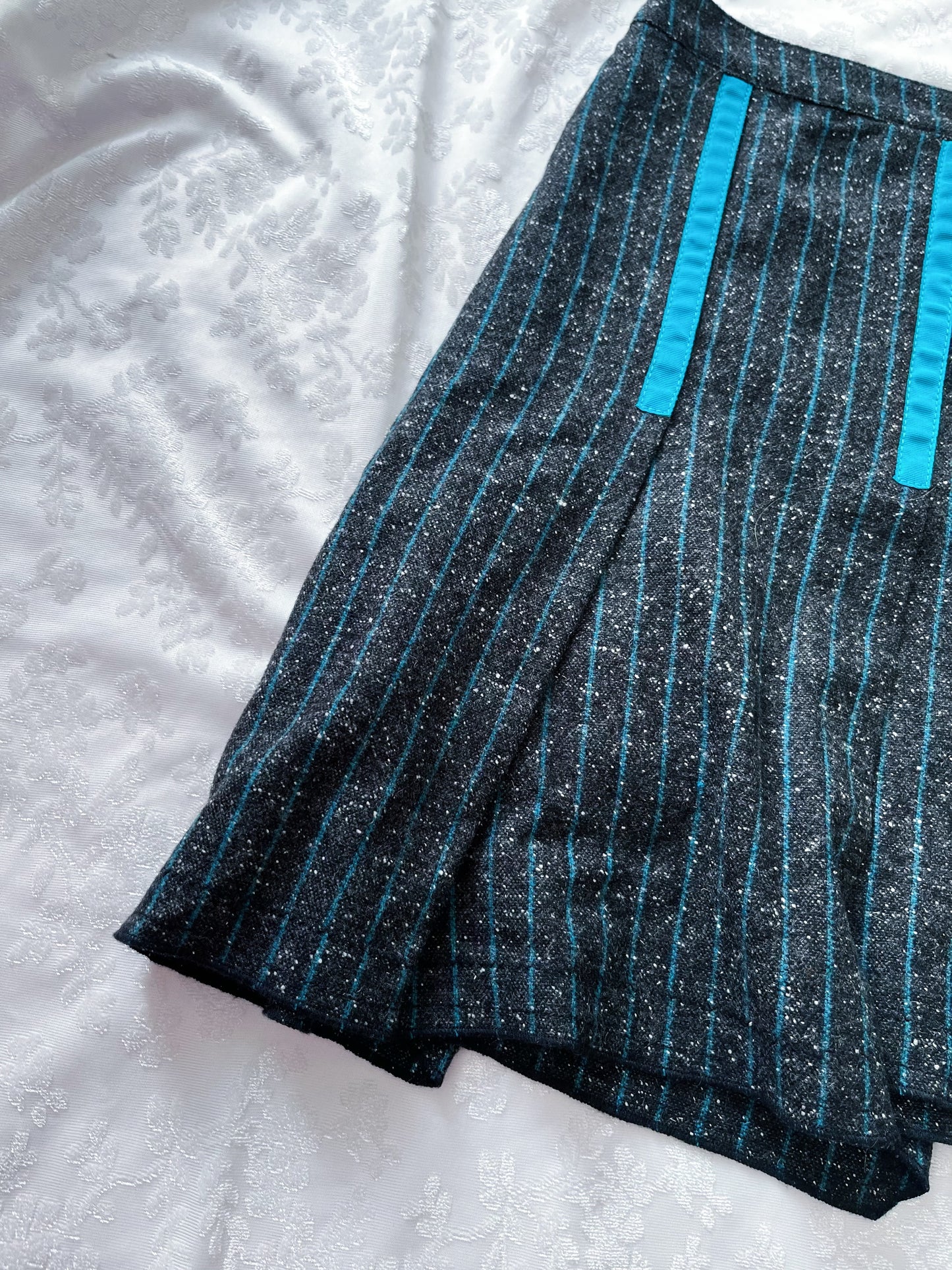 Cute 00’s wool asymmetrical skirt