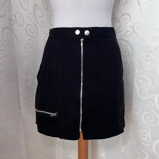 Alt denim style black zip-up skirt with pockets on the sides 🕷️