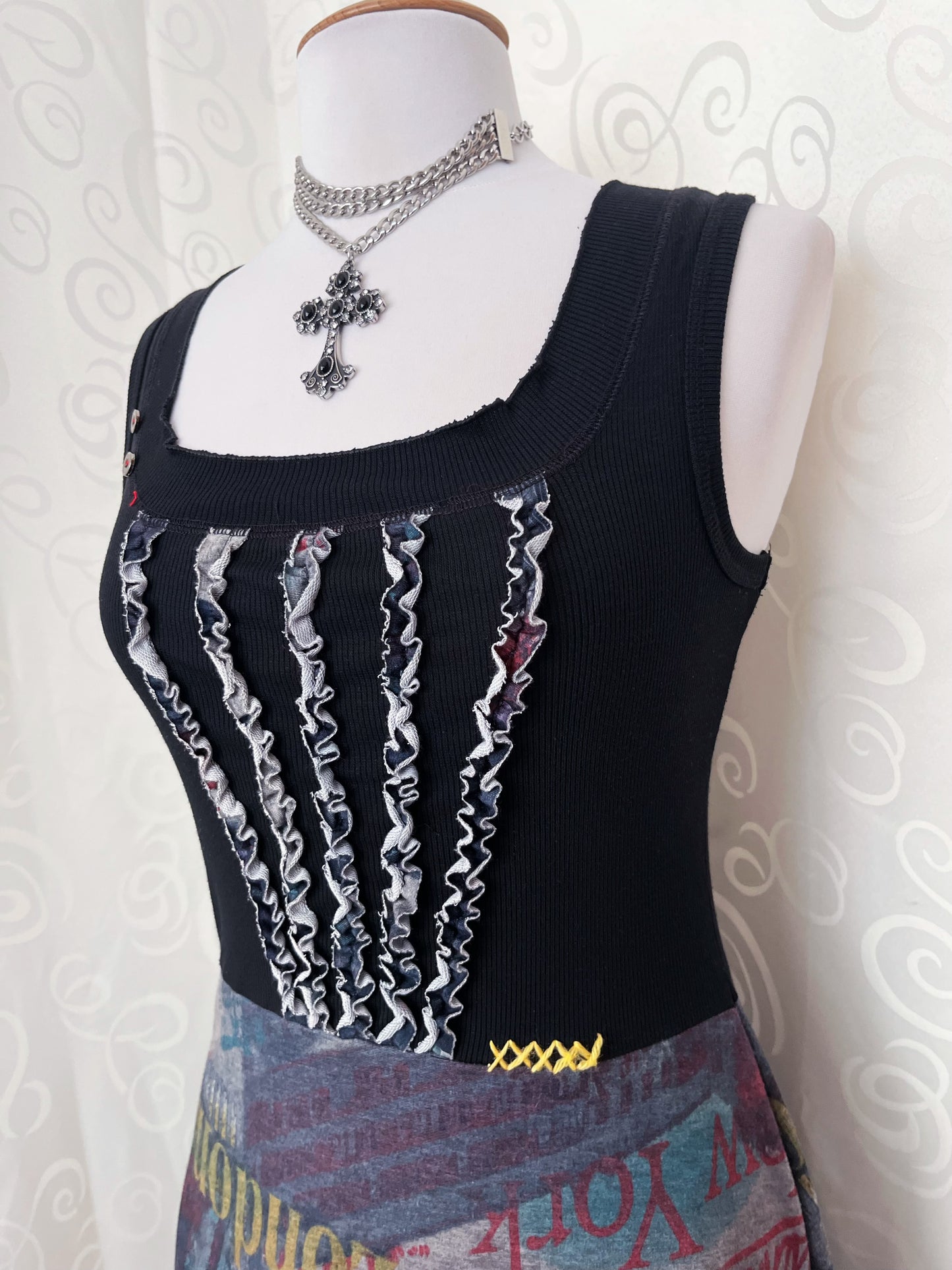 00’s asymmetrical city print dress with ruffle & stitches details 🌀🌃