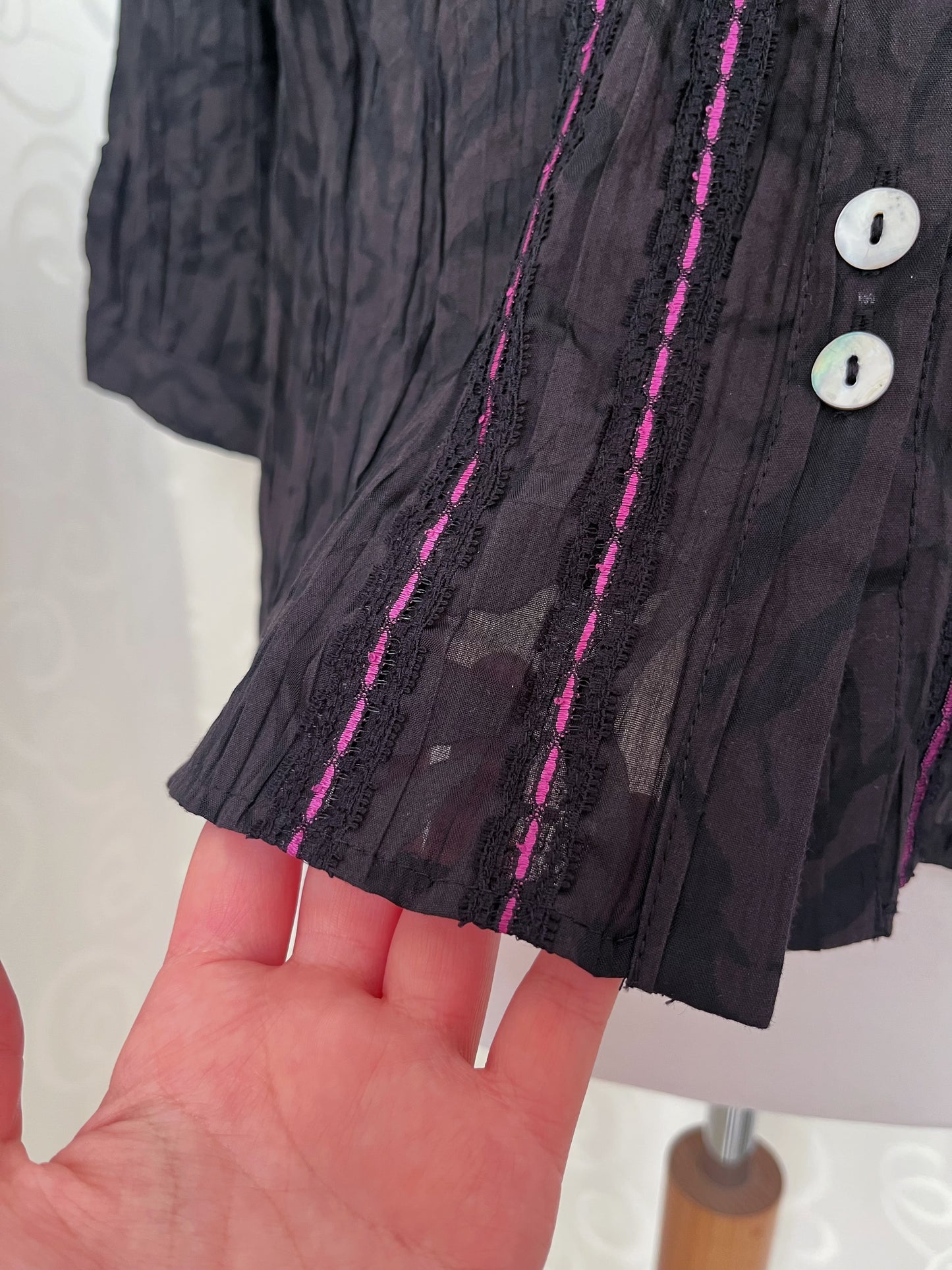 00’s Gothic shirt with mesmerising magenta details 🌀💜