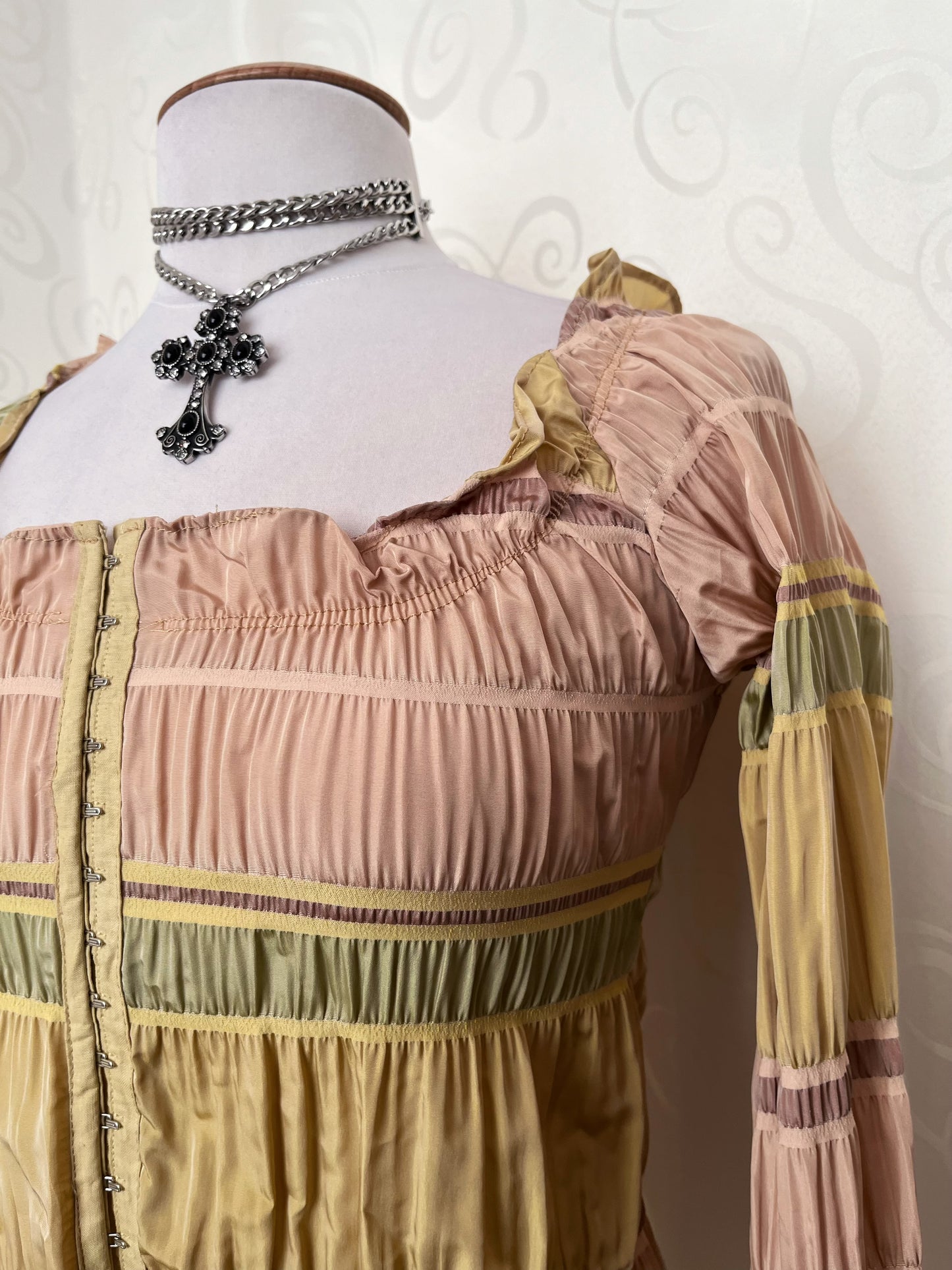 00’s deadstock colorful coquette shirt that closes with metal hooks 💜🌀