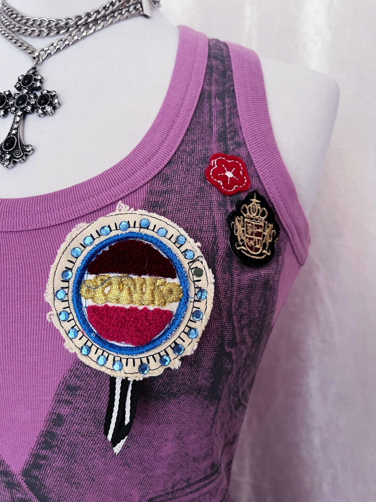 00’s pink woman tank top with vest print & patches