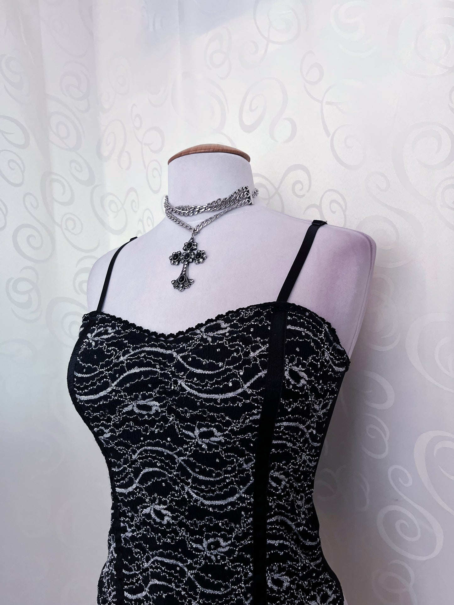 00’s Whimsygoth embroidered black & white top 🕷️