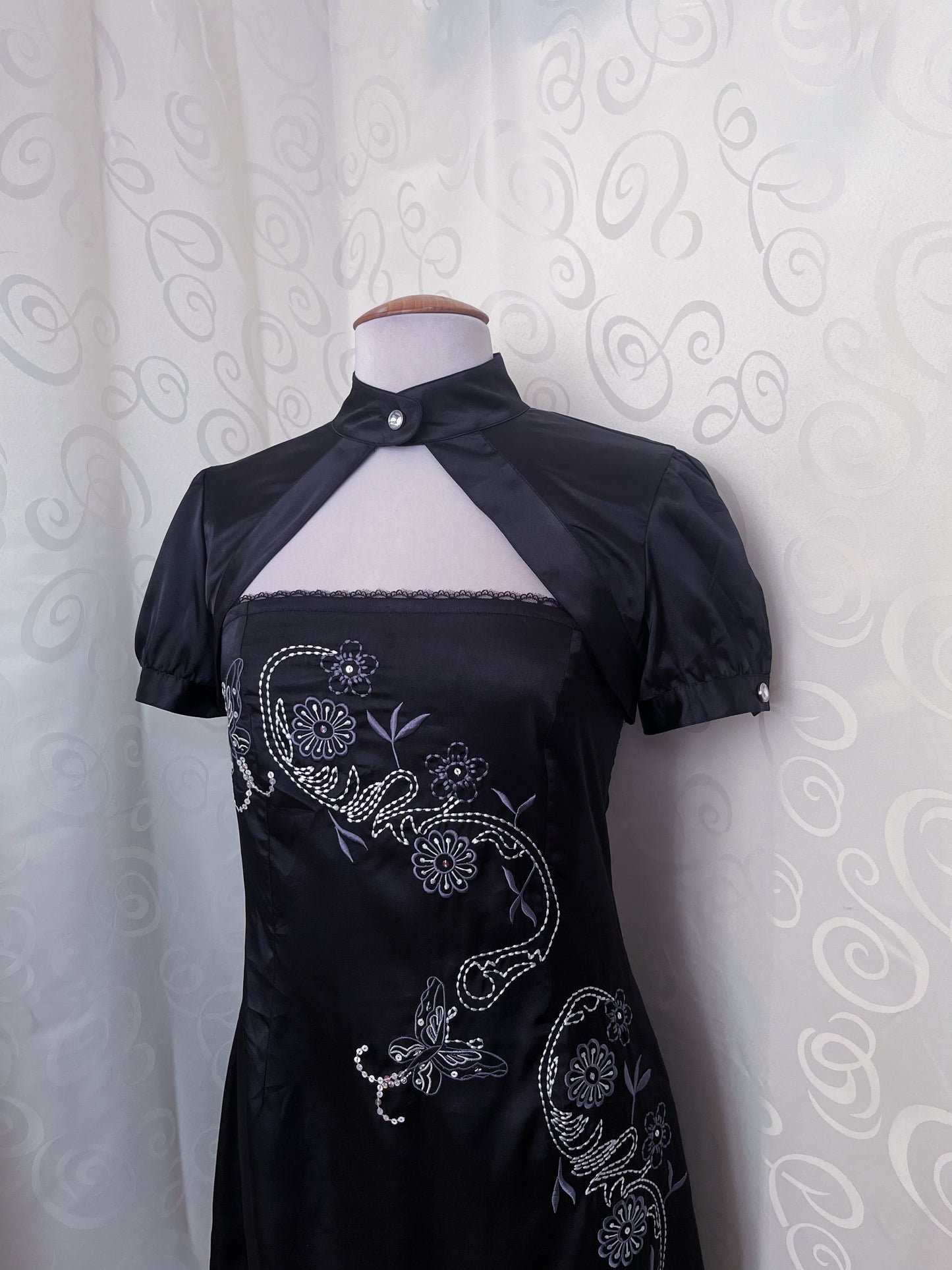 00’s Qipao style black satin dress with embroidered detail 🖤