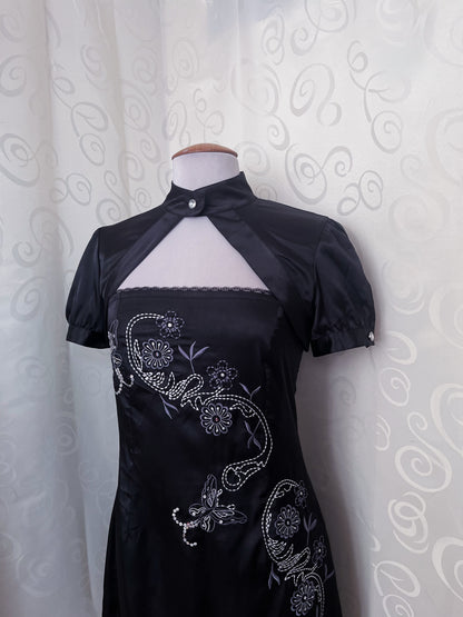 00’s Qipao style black satin dress with embroidered detail 🖤