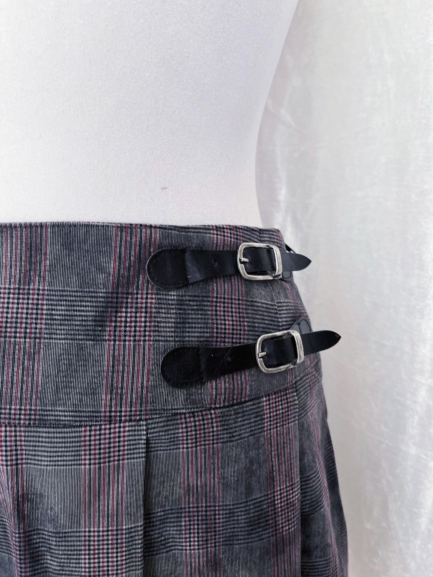 00’s alt plaid skirt with belt buckles detail 💜
