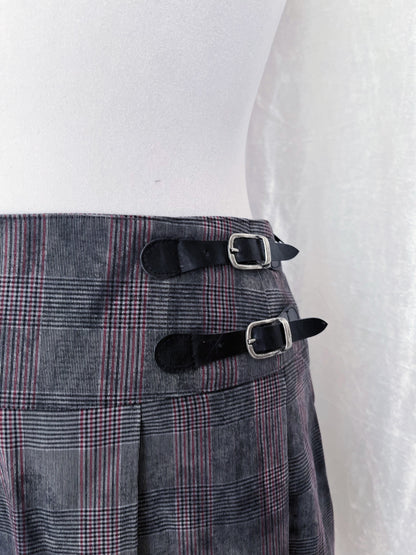 00’s alt plaid skirt with belt buckles detail 💜