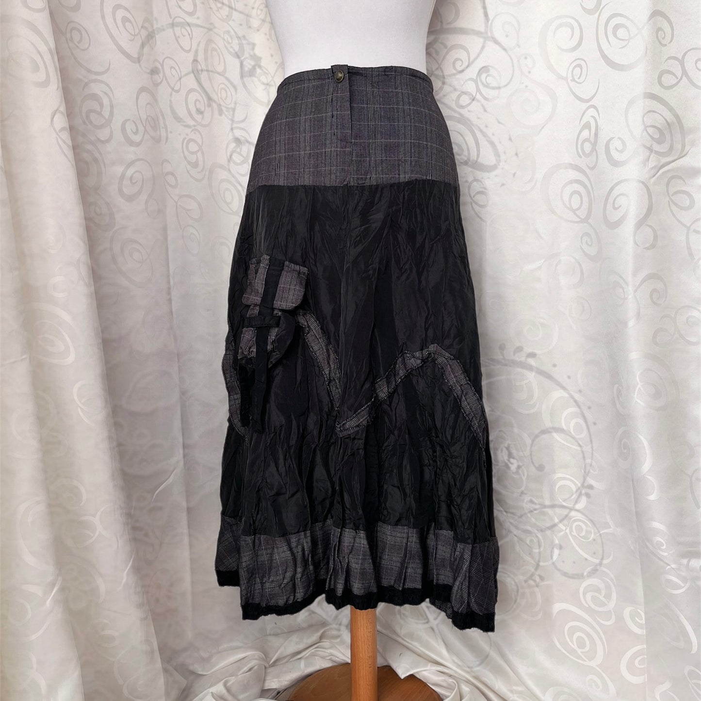 00’s iconic whimsy tartan patchwork skirt 🦇🌀