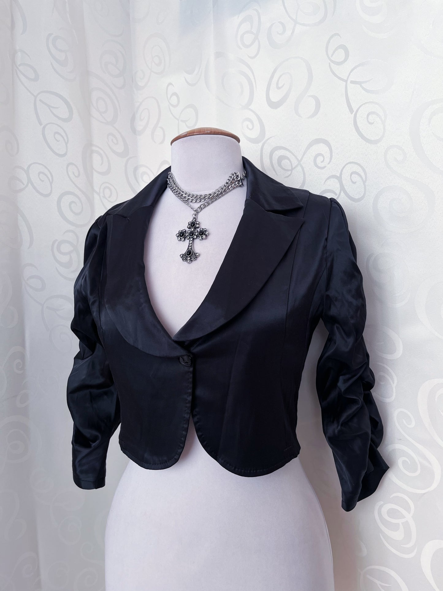 00’s gothic satin black bolero 🕷️