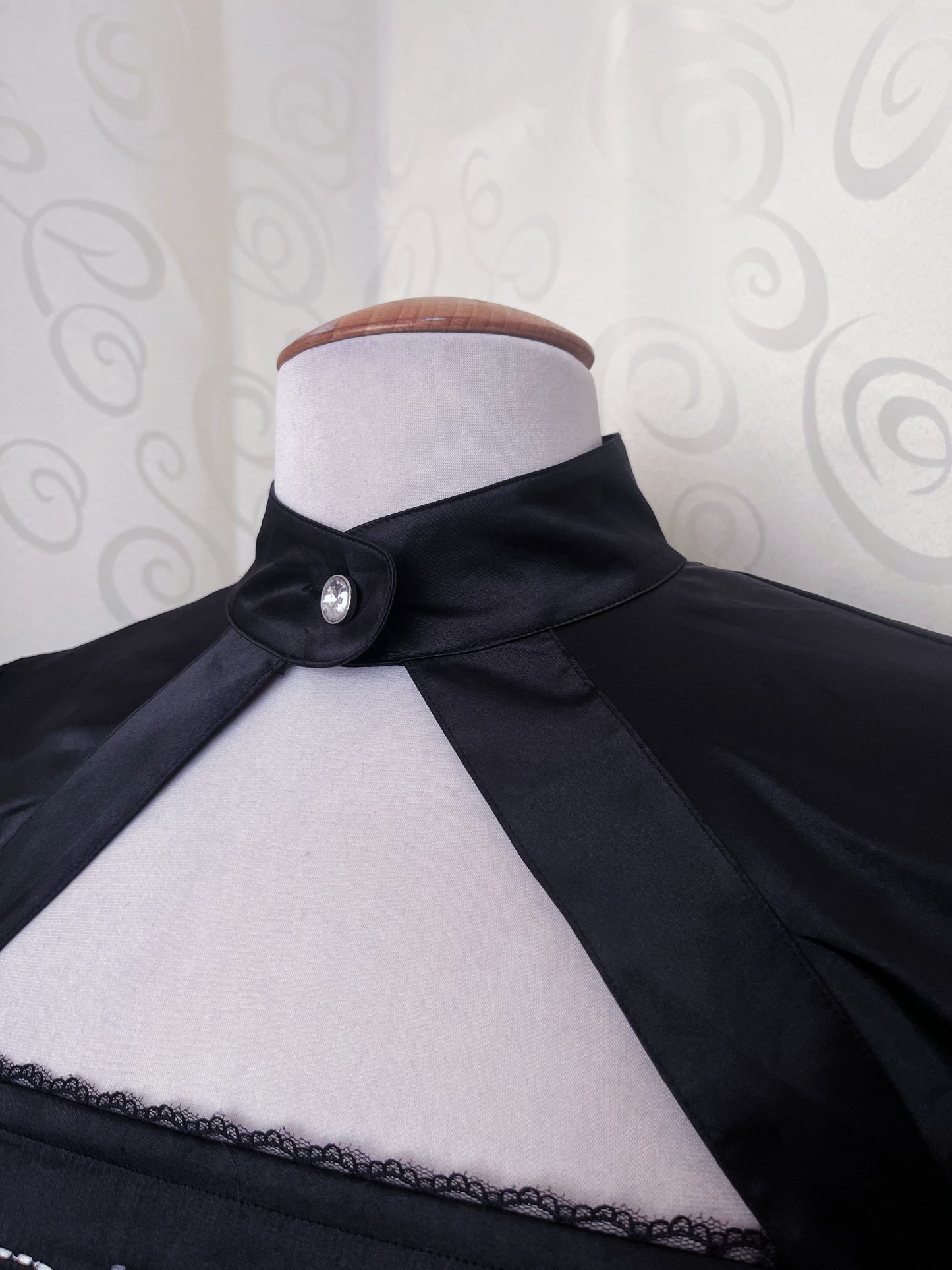 00’s Qipao style black satin dress with embroidered detail 🖤