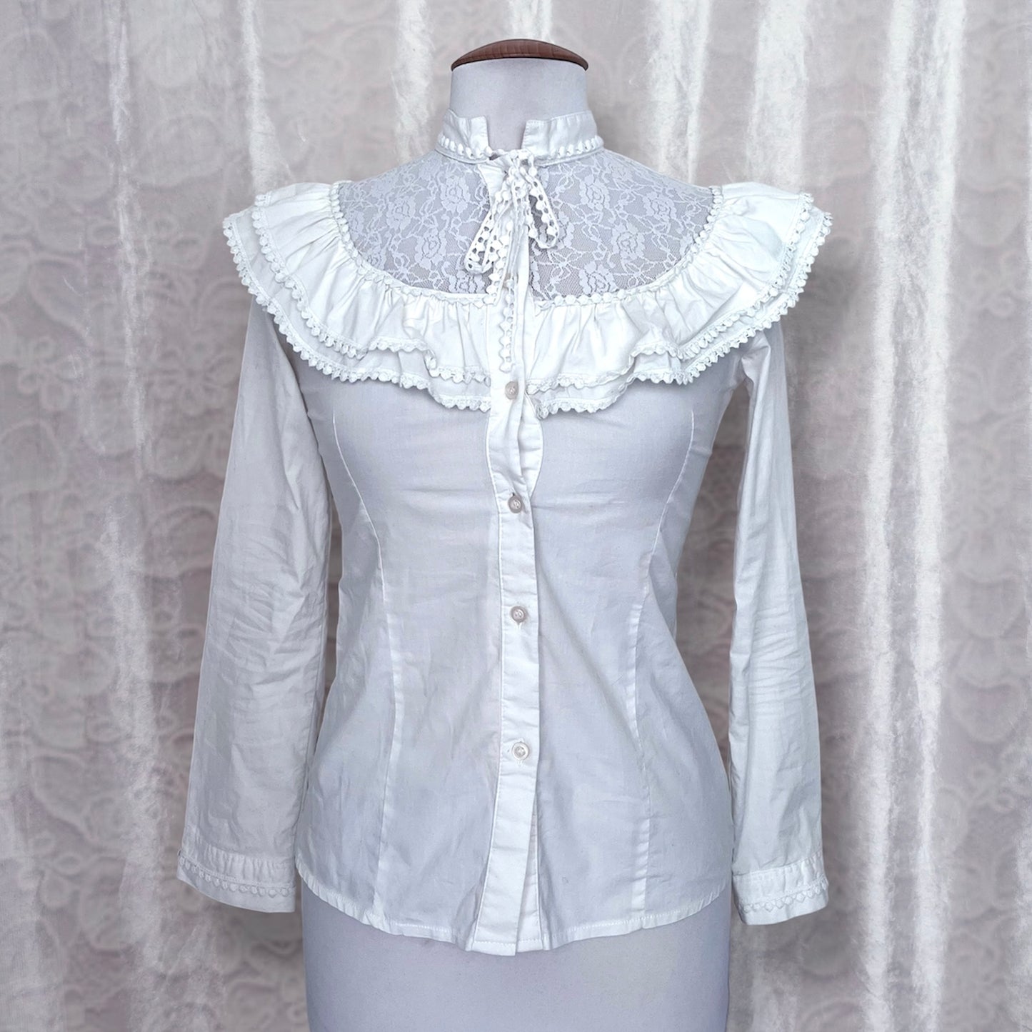 Gothic victorian style ruffle shirt with lace detail 🪽