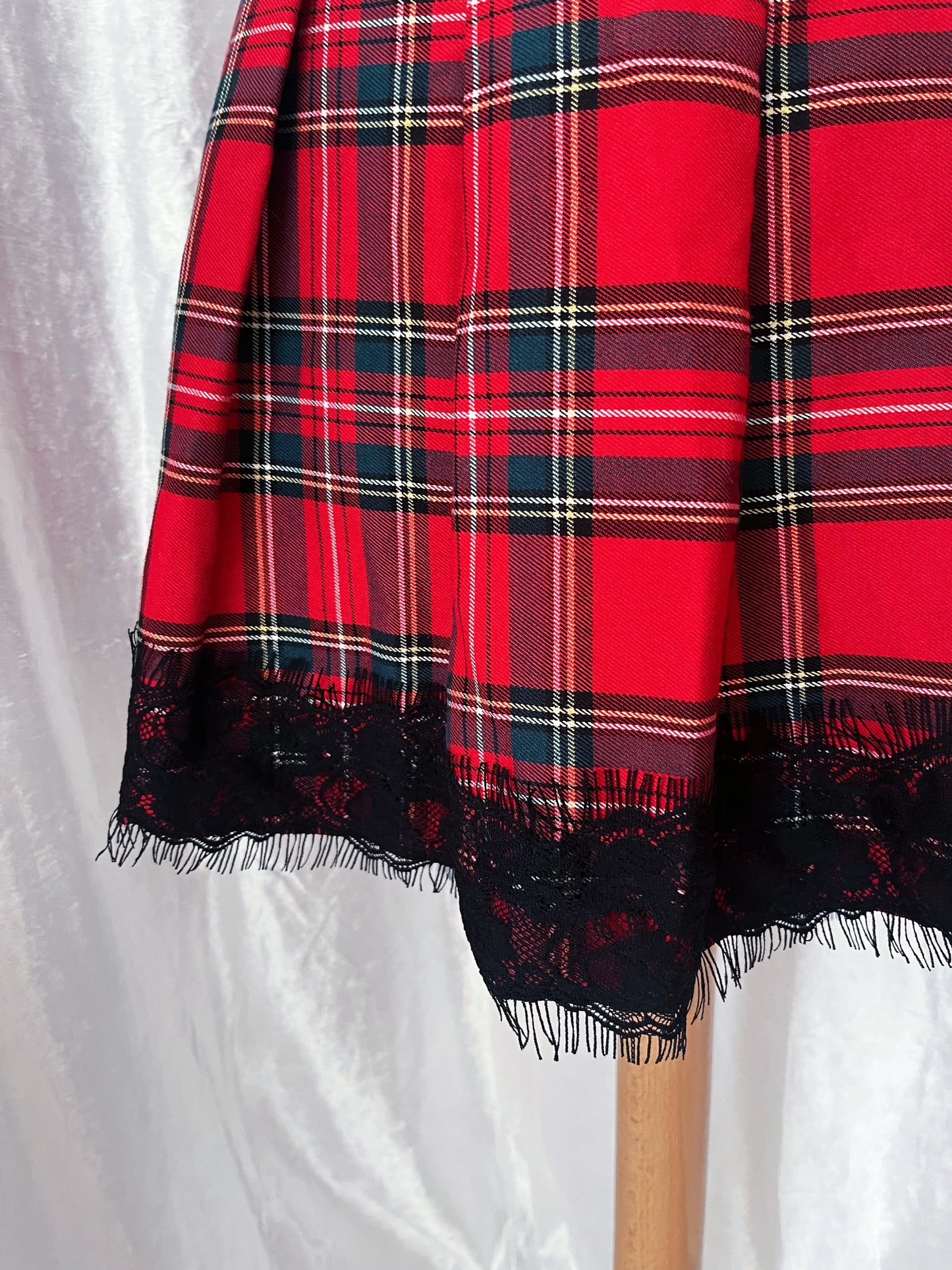 Lipsy plaid Alt skirt with lace trim detail ❣️