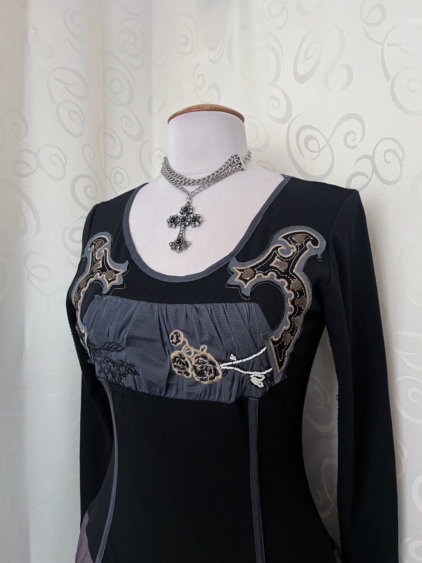 00’s Angels Never Die medieval style dress 🦇