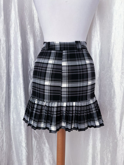 Hot emo plaid skirt 🖤🤍