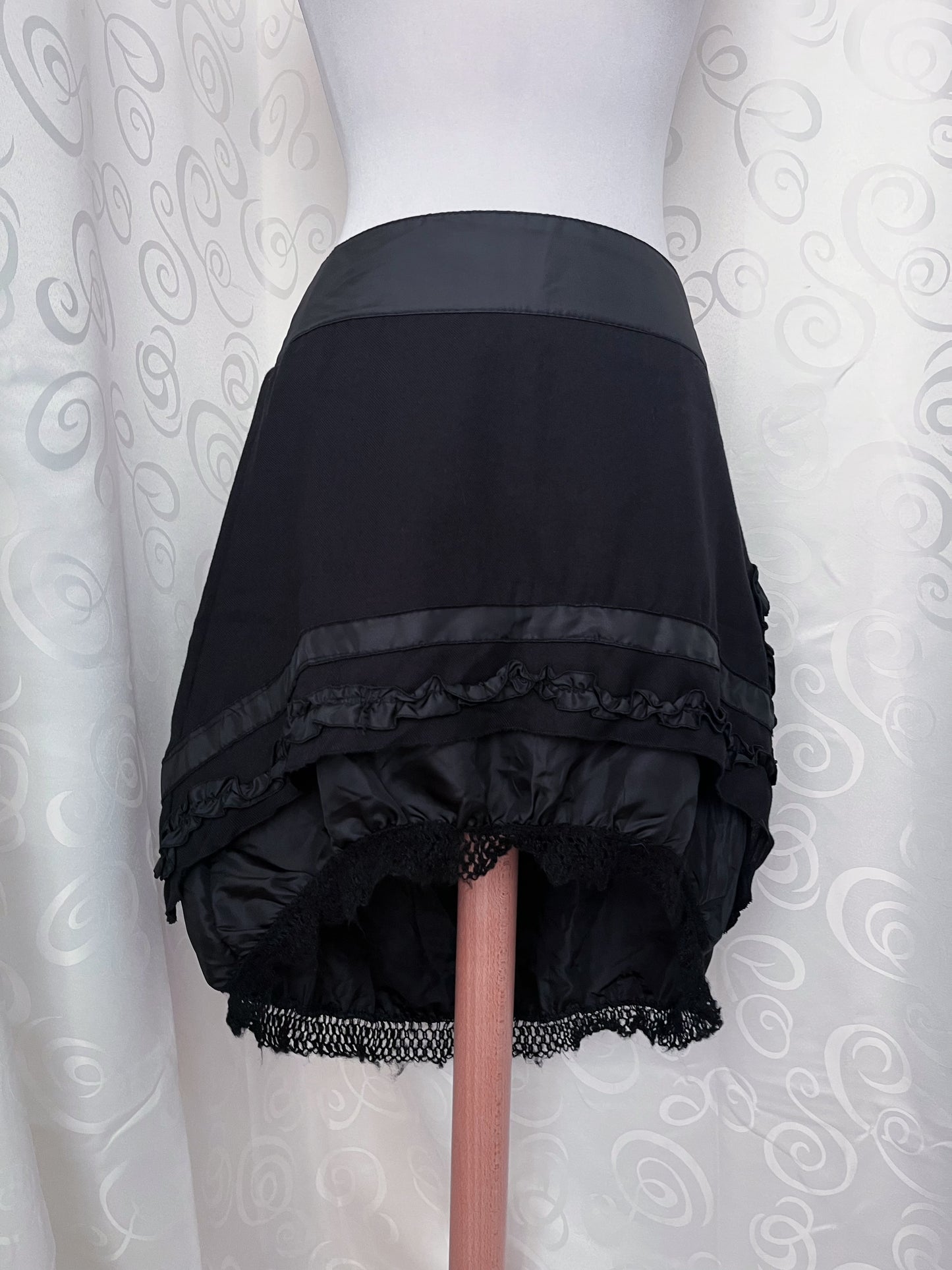 00’s dark coquette black skirt with satin & knit details 🌀🦇