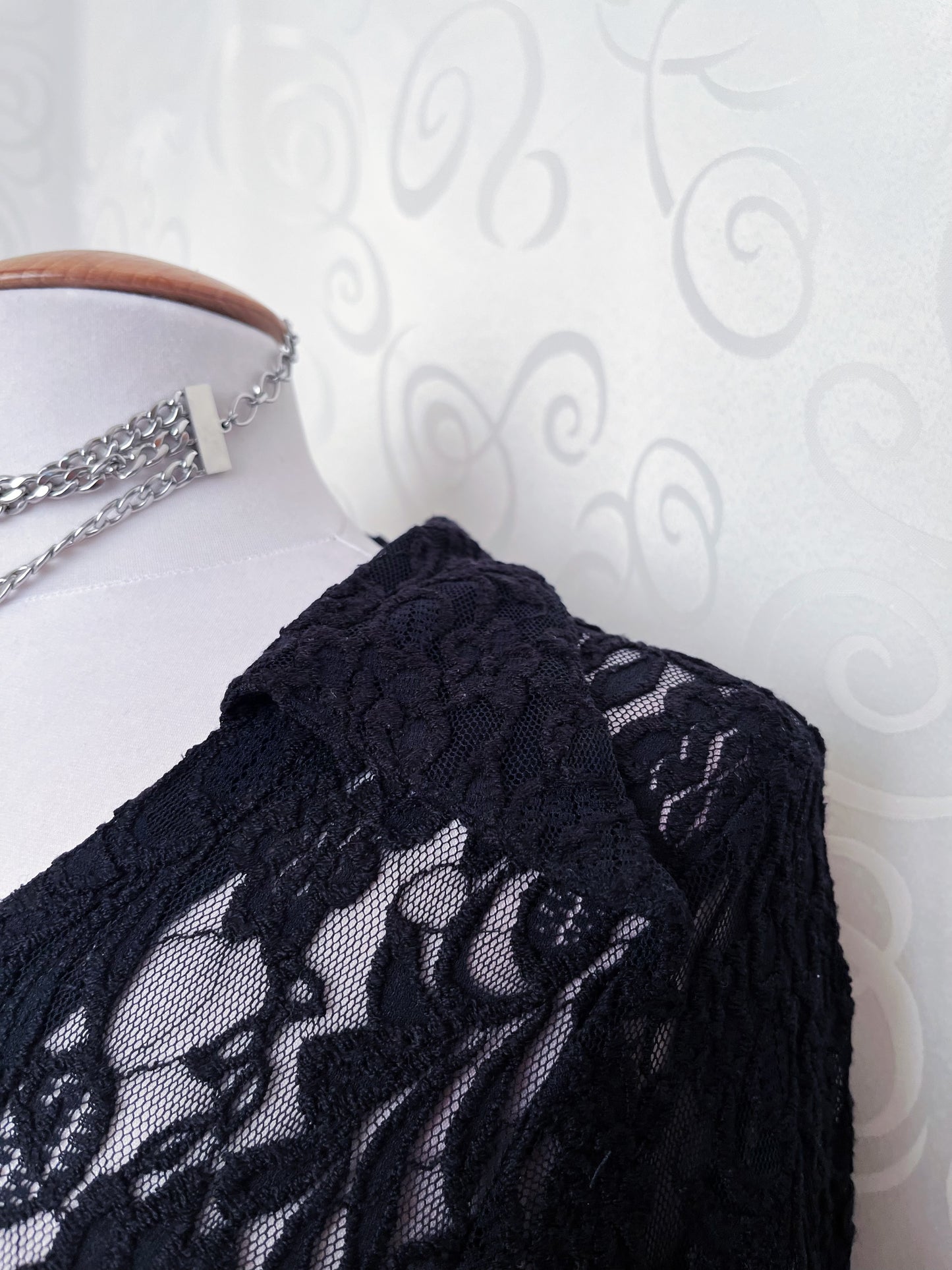 00’s Witchy lacey shirt with pointy details 🕷️🦇