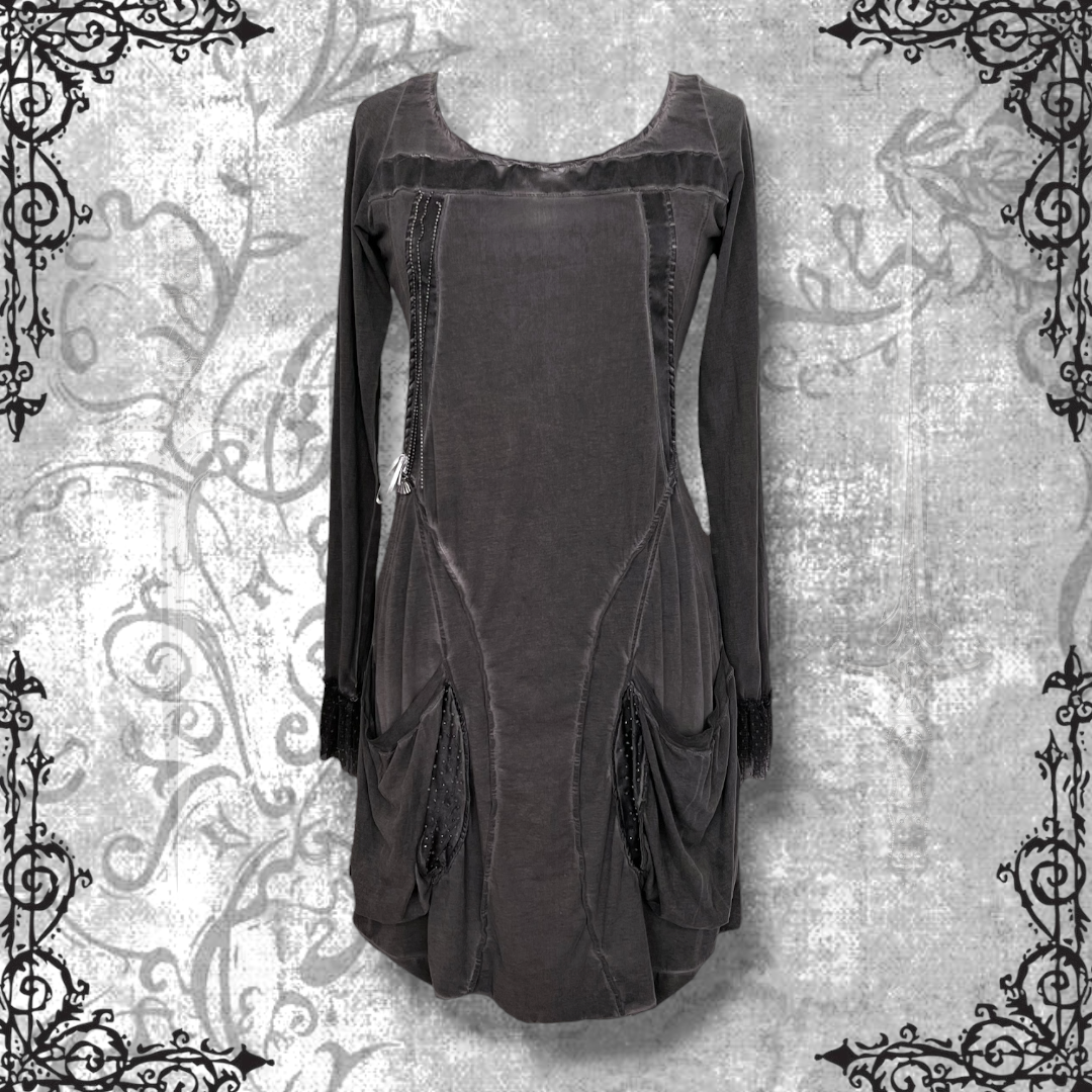 00’s Knight/Medieval style grey dress with bead details & pockets 🗡️