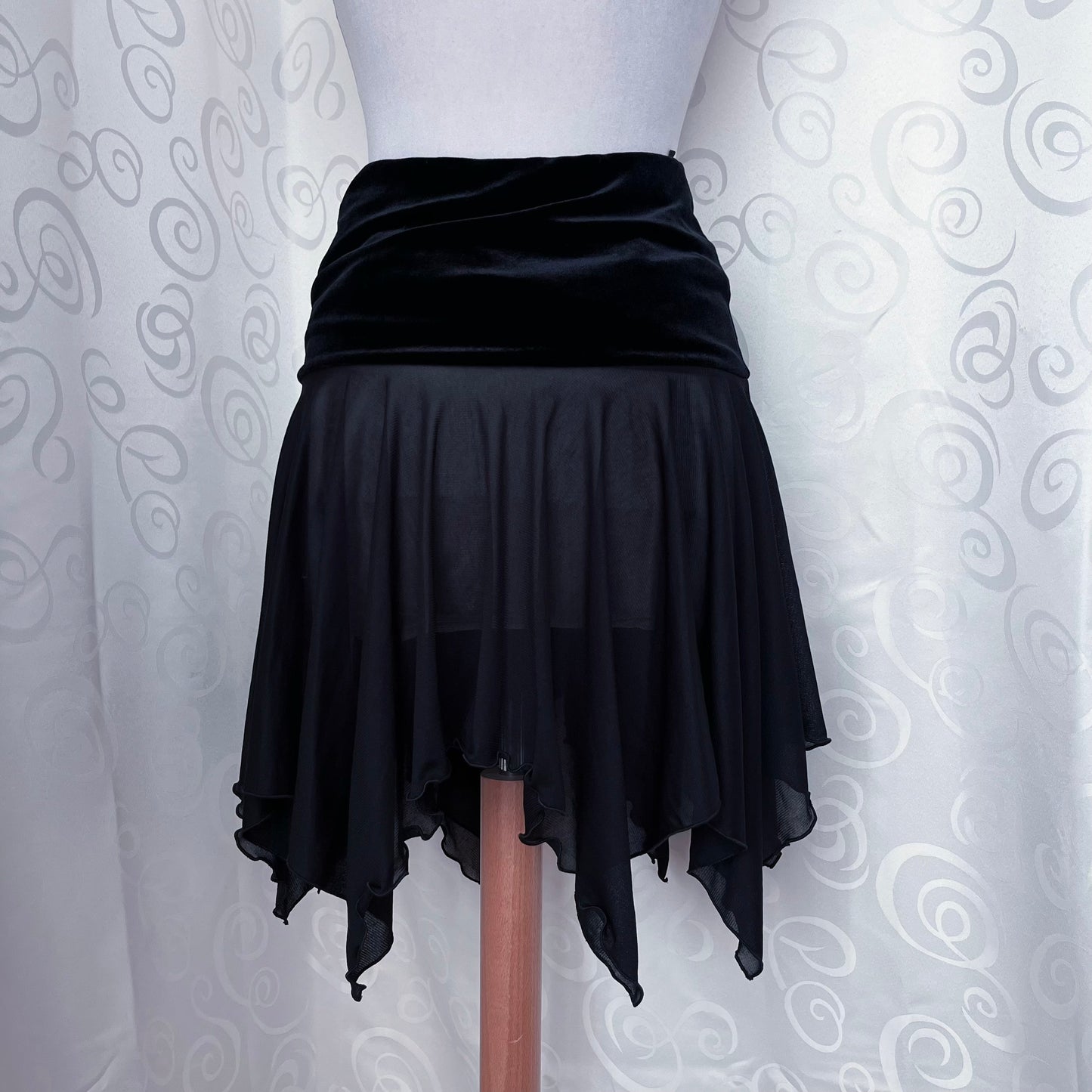 Witchy pointy mesh & velvet black skirt 🖤🕷️